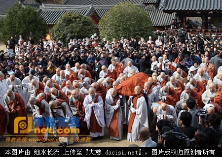 护送法顶禅师法躯的运柩队伍在前往荼毗仪式现场之前，在松广寺大雄殿前最后三拜菩萨