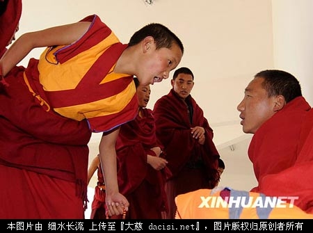 云南佛学院迪庆藏传佛教分院的学僧在辩经 （图片来源：新华社 蔺以光摄）