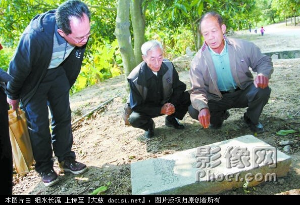 造贝村村民冯康伟把收集来的石碑交给市博物馆。