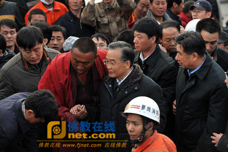 温家宝总理在青海省玉树县结古镇看望慰问灾区僧侣、群众