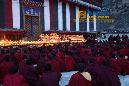 西藏昌都类乌齐寺为玉树地震举行大型祈祷法会