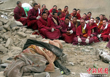 4月16日，青海玉树震区僧侣们在废墟边为地震遇难者按藏族习俗进行超度