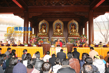 常藏法师亲领该寺两序大众为缅甸人民和在京的缅甸侨民诵经祈福