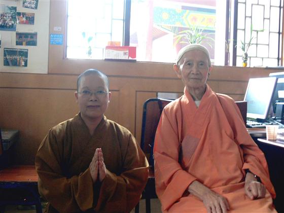 释常慧与当代佛门高僧、现担任中国佛教协会咨议委员会主席、重庆市佛教协会会长，90岁的惟贤法师在一起。