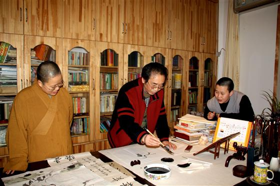 著名画家武辉夏传授绘画技法。