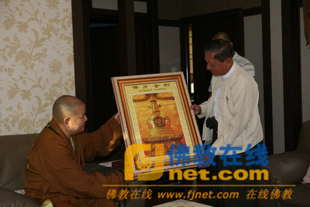 常藏法师向缅甸宗教部赠送礼品