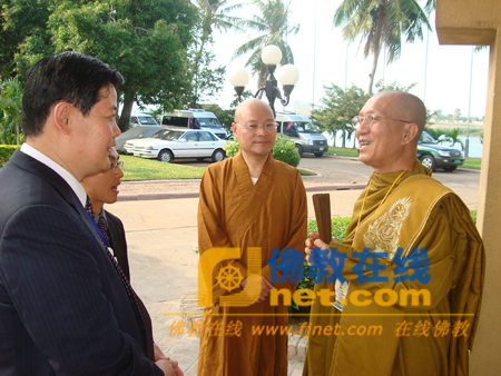 王健秘书长（左）与布格里僧王（右）愉快交谈