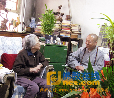 延藏法师（右）与朴老夫人陈邦织女士（左）亲切交谈