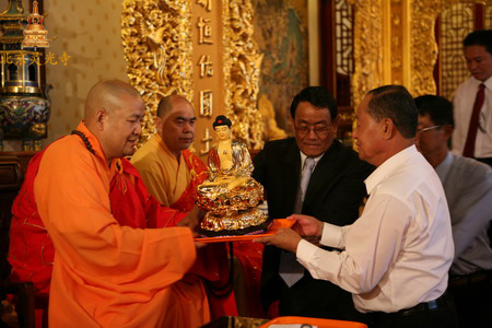 常藏法师代表灵光寺向访华团赠送佛像