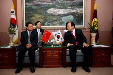 喜饶尼玛（左）和韩国釜山广域市议会议长诸宗模进行会谈。