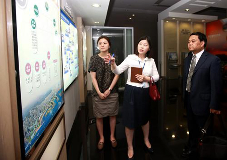 喜饶尼玛（右）在工作人员的介绍下参观韩国釜山广域市议会。