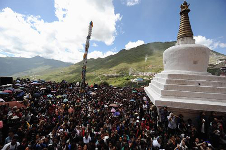 甘丹寺展佛活动吸引了成千上万的信众及游客前来朝拜和参观
