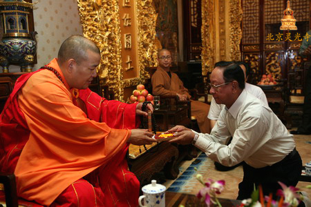 常藏法师向缅甸建设部副部长U　Tint　Swe赠送佛珠
