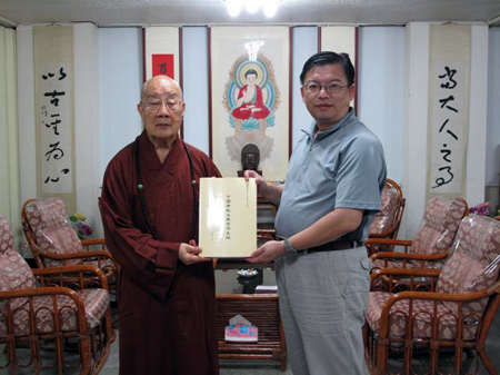 赖信川教授将《中国佛教法仪梵呗史稿》书样交予净良长老付印