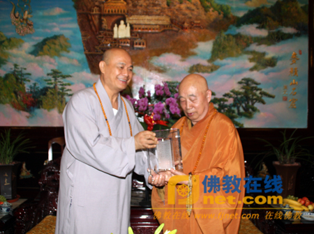 新加坡佛教总会主席广声法师向传印会长赠送礼物