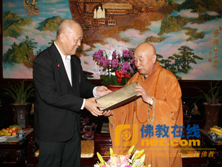 新加坡佛教居士林林长李木源居士向传印会长赠送礼物