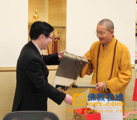 国家宗教局局长王作安和慈法禅寺住持净耀法师互赠礼物