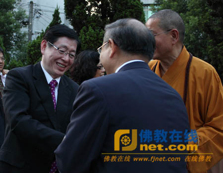 国家宗教局局长王作安和台湾中华居士会理事长陈声汉亲切握手