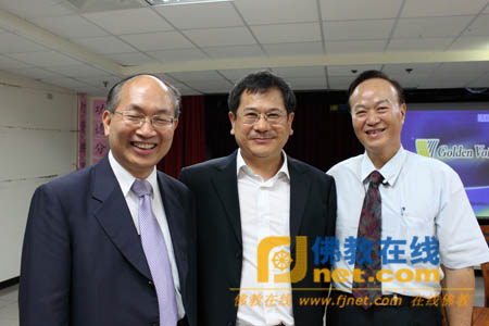 国家宗教局办公室主任陈红星（中）、台湾中华居士会荣誉理事长黄书玮（右）、理事长陈声汉（左）合影