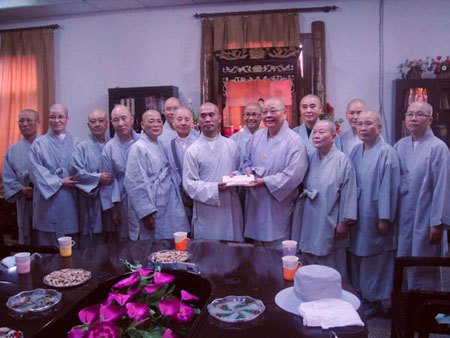 韩国僧人们向三祖寺二期工程捐款