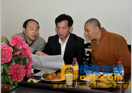 李建明市长（中）、吴方军副市长（左）与心继方丈共商章华寺远景规划