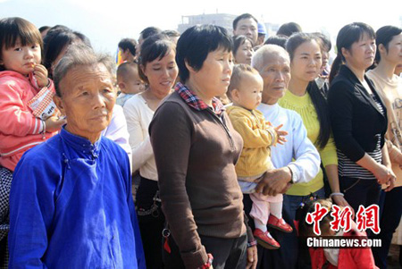 老人、小孩等受灾民众纷纷到场参加上凤慈济大爱村奠基仪式