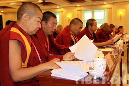 藏传佛教高级学衔评审委员会委员认真审议各项方案