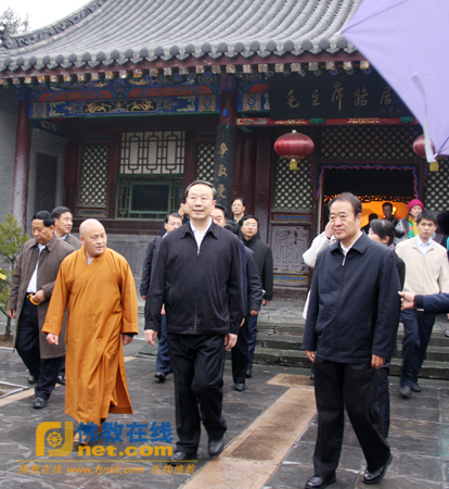 杜青林部长一行参观毛主席路居纪念馆