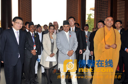 慧明法师向尼泊尔总统一行介绍静安寺的改建情况