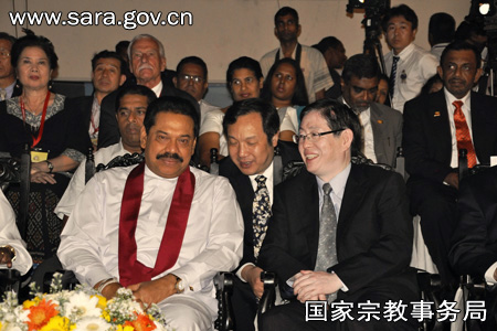 王作安局长与斯里兰卡总统拉贾帕克萨一起在庆典大会主席台就座并亲切交谈
