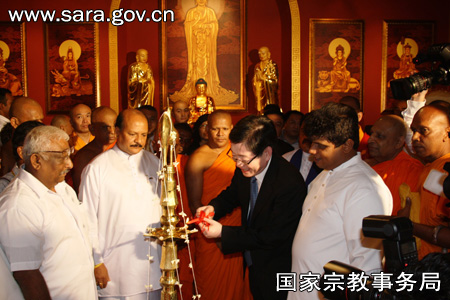 王作安局长在斯里兰卡国际佛教博物馆中国馆开馆燃灯仪式上燃灯