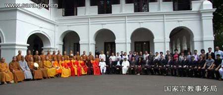 王作安局长和中国代表团全体成员与贾亚拉特纳总理合影