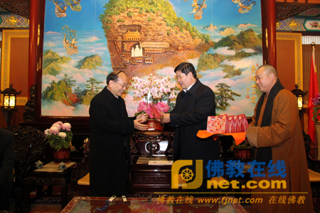 中国佛教协会向台湾中华佛教居士会回赠礼物
