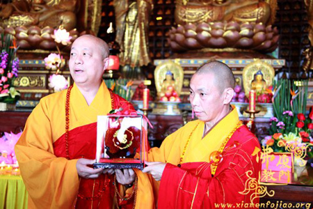 厦门市佛教协会副秘书长、太平岩寺住持世澄法师向法照法师赠送礼品