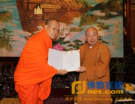 泰佛协会长帕唐玛斯提那优长老向传印长老转交泰国僧王的贺函