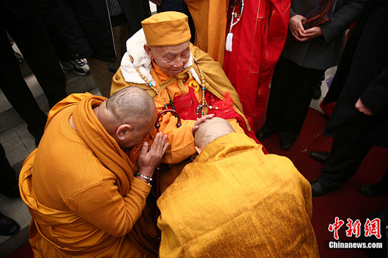 泰国僧人在四川接受应天寺佛智长老“摸顶”礼
