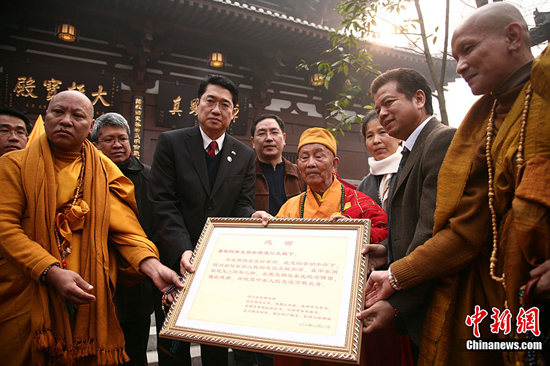 应天寺107岁的佛智长老向诗琳通公主表感恩