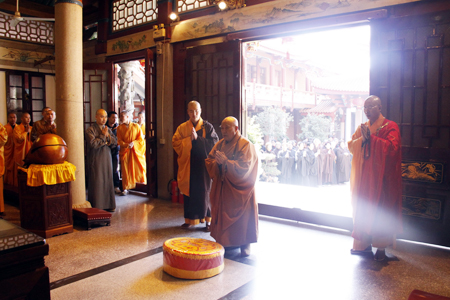 中国佛教协会会长传印长老在普光寺大雄宝殿礼佛
