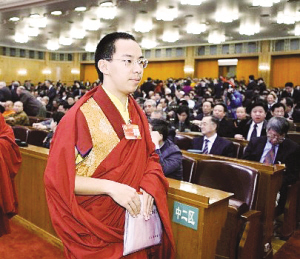2010年3月3日，十一世班禅首次以全国政协委员的身份出席全国政协十一届三次会议