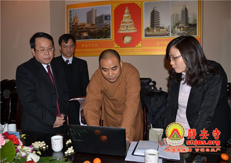 慧明法师向泰国驻上海领事一行介绍泰佛殿的装修计划