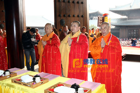 觉醒法师（中）净良长老（左）泰国副僧王仁晁长老（右）为宝山寺全堂佛像开光主法