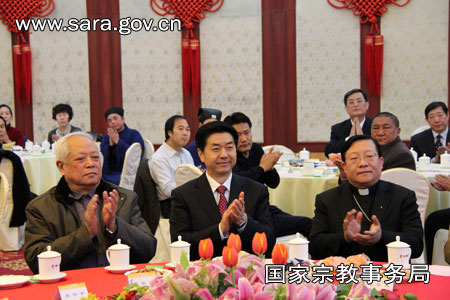 国家宗教事务局副局长张乐斌（中）出席茶话会