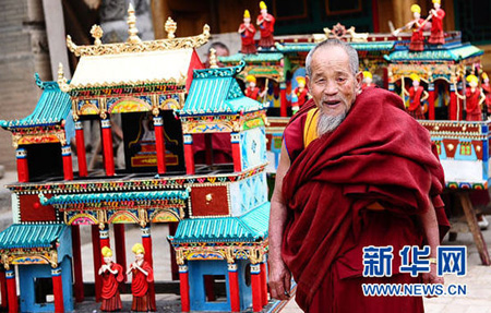 当日位于青海省西宁市湟中县境内的藏传佛教名寺塔尔寺举行的酥油花展，吸引了近15万名群众和游客到场参观