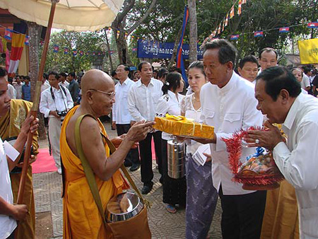 柬埔寨副总理兼国防部长狄班向狄旺僧王布施