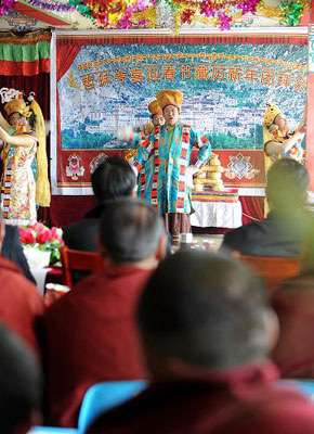 哲蚌寺僧人观看西藏自治区藏剧团演员表演的传统藏戏