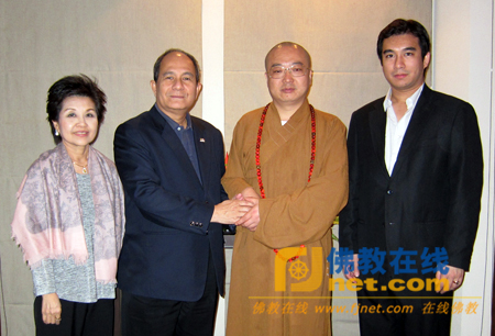 延藏法师与世佛联秘书长帕洛普泰阿利先生及家人合影