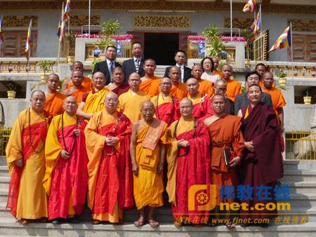 中国佛教代表团向柬埔寨王国西哈莫尼国王赠送礼物