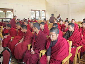 第一批参加宗卡语IT技能培训计划的僧人
