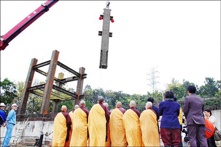 在诵经声与洒净仪式中，万佛寺进行龙柱定位