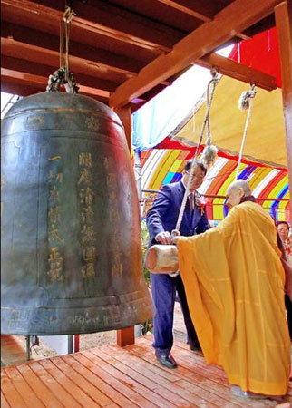 万佛寺住持常释法师（右）、台中市副市长萧家淇一起扣钟十二响祈福